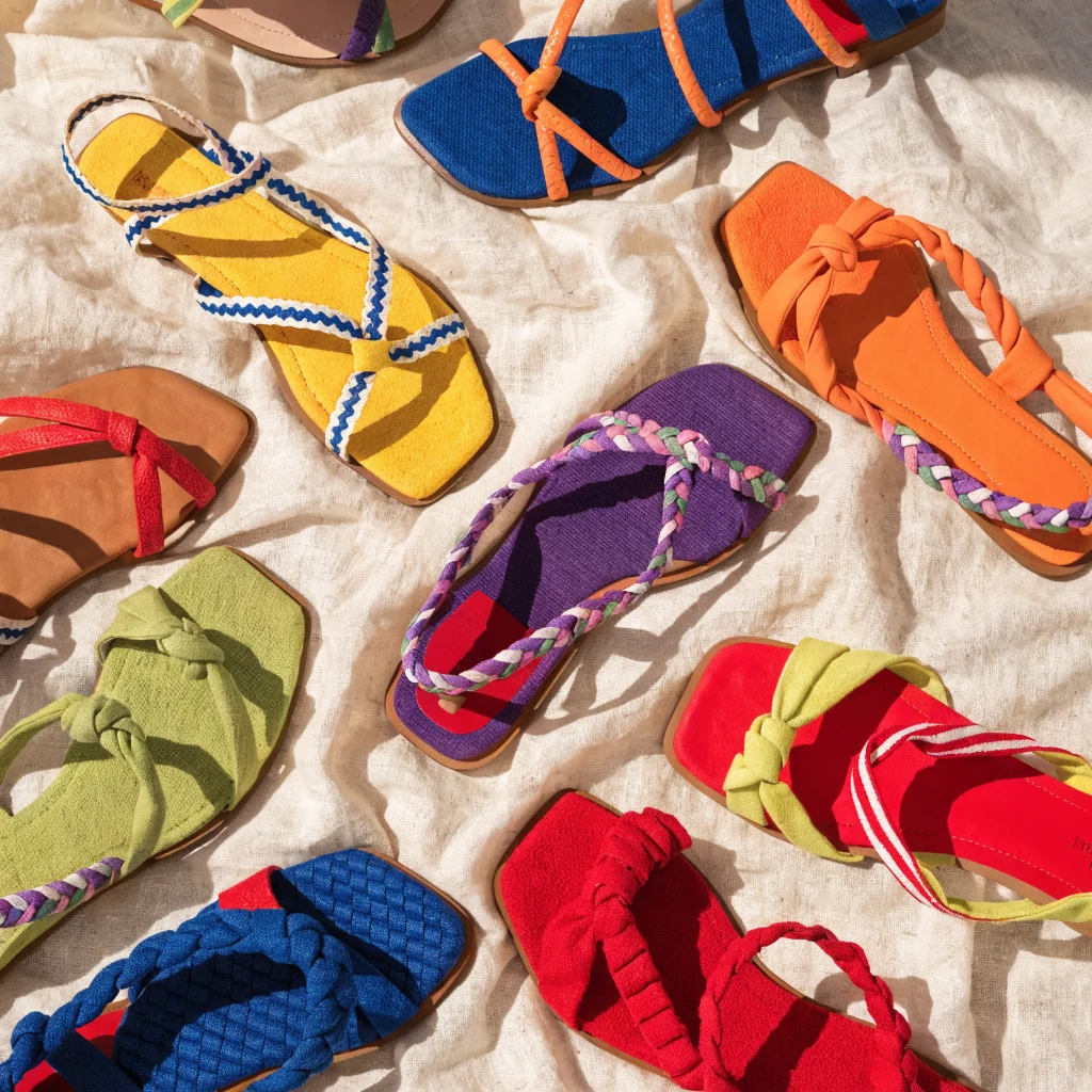 Sandales plates Refresh sur fond neutre